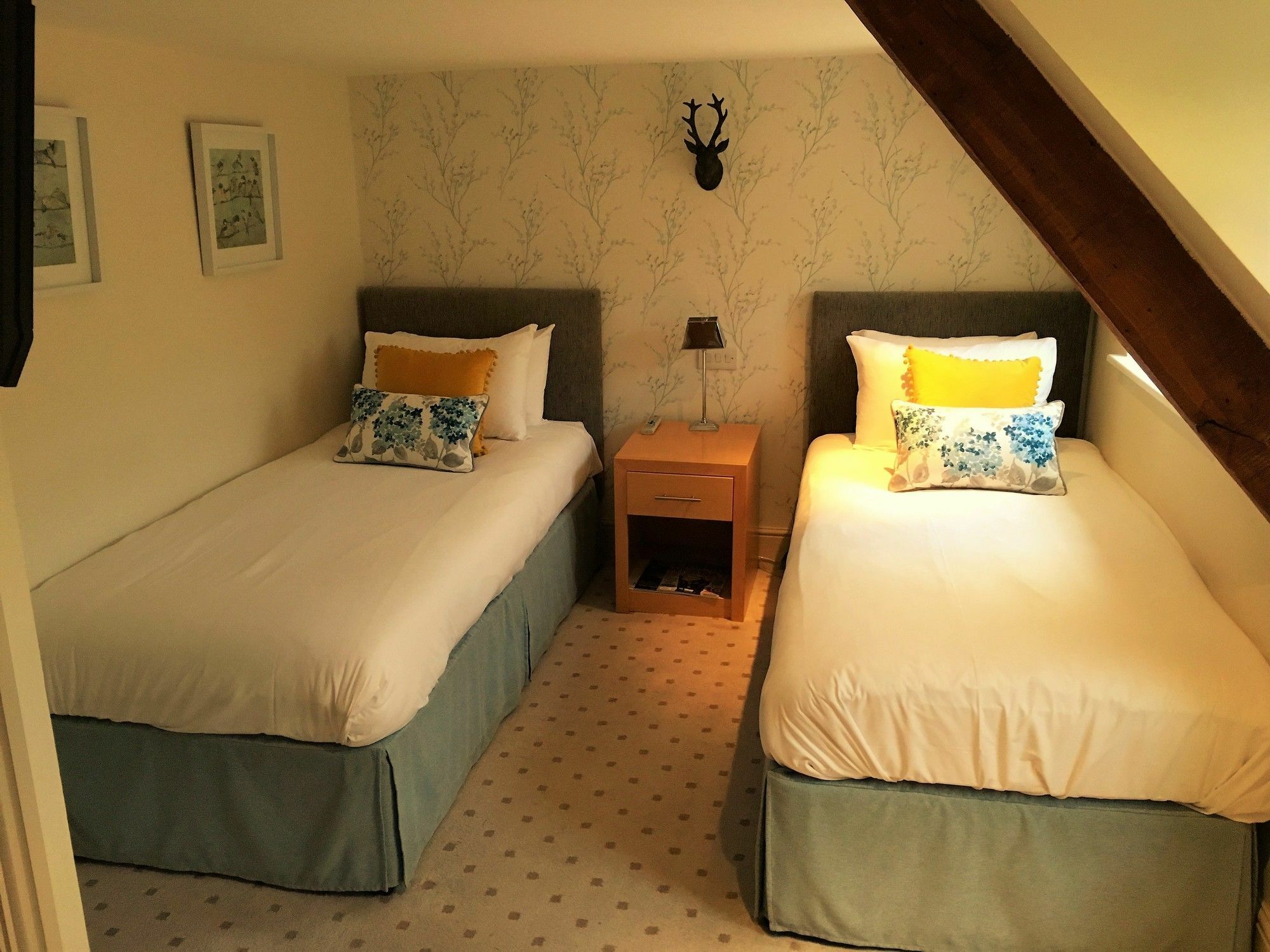 The Highworth Hotel Суиндон Экстерьер фото